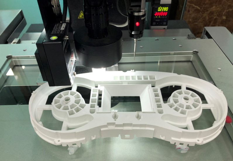 影像測(cè)量儀對(duì)汽車儀表盤進(jìn)行高效檢測(cè)